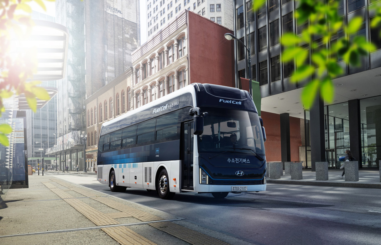 주행 중인 수소전기버스의 모습