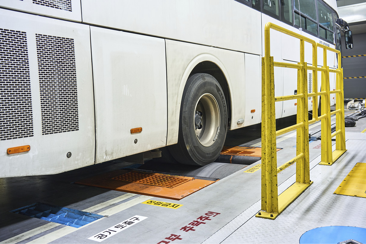 다이나모 미터에 위에서 테스트 중인 수소전기버스