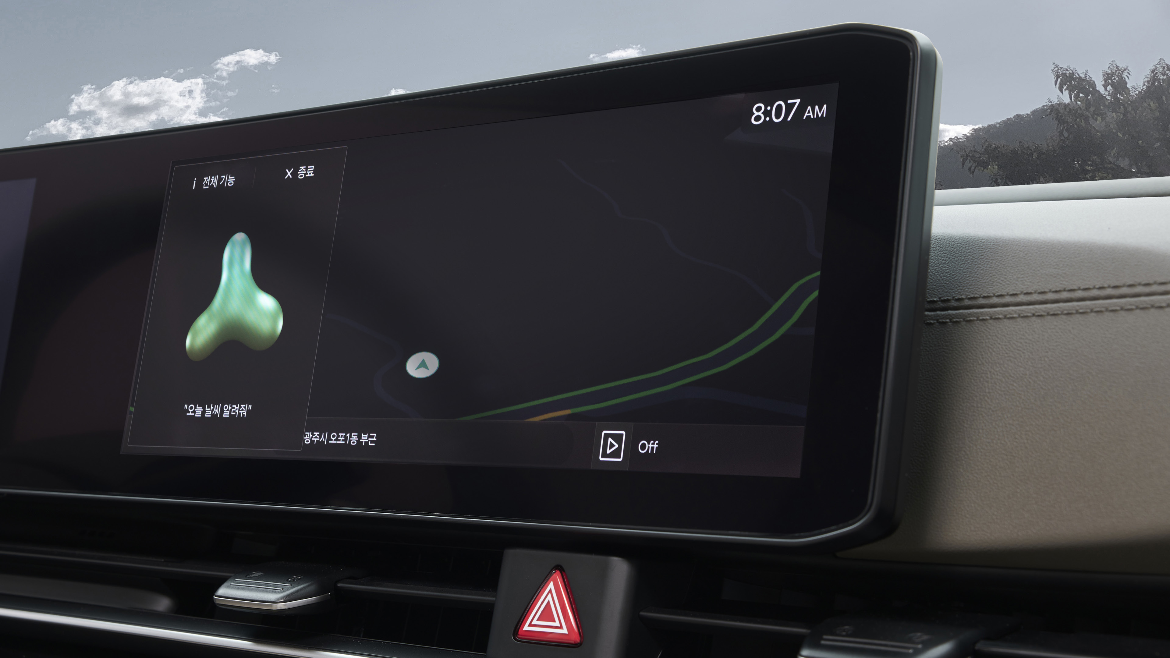 인포테인먼트 화면에 음성인식 기능이 활성화된 모습