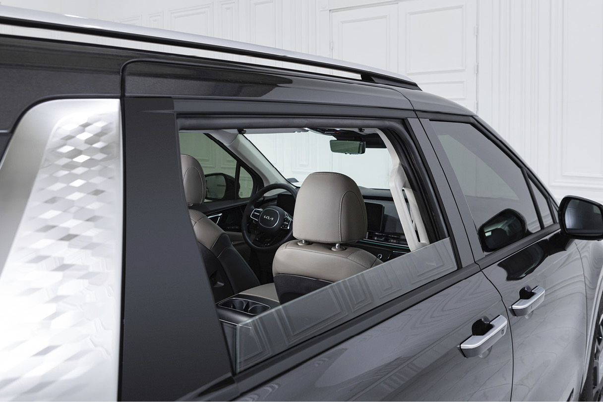 미니밴 뒷창문 너머로 1열 실내가 보이는 모습