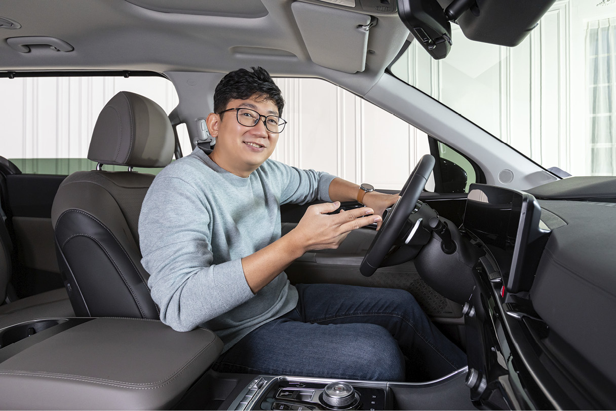 운전석에 앉은 남성이 조수석을 향해 웃는 모습