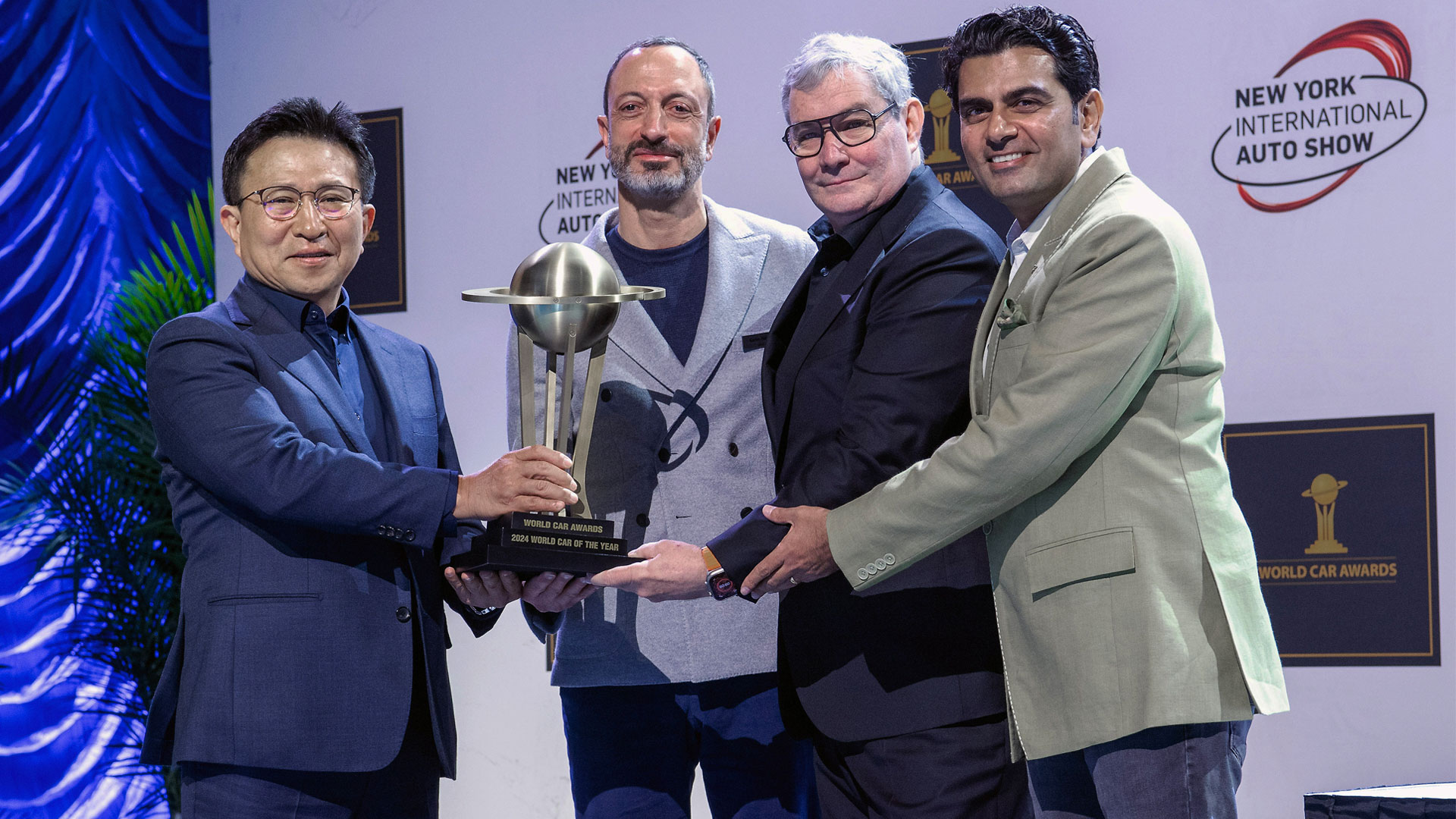 기아 북미권역본부장 윤승규 부사장, 기아 글로벌디자인담당 카림 하비브 부사장, 현대차그룹 CDO 겸 CCO 루크 동커볼케 사장이 세계 올해의 차를 수상하는 모습.
