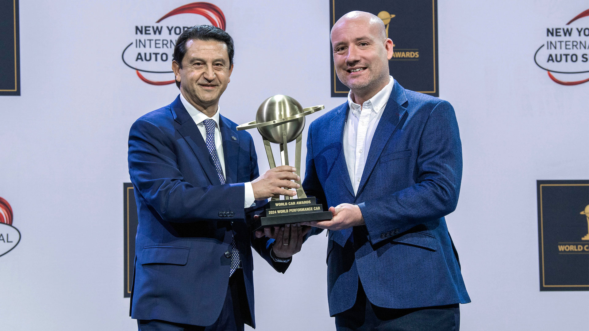 현대자동차 글로벌 COO 호세 무뇨스 사장이 세계 올해의 퍼포먼스카를 수상하는 모습.