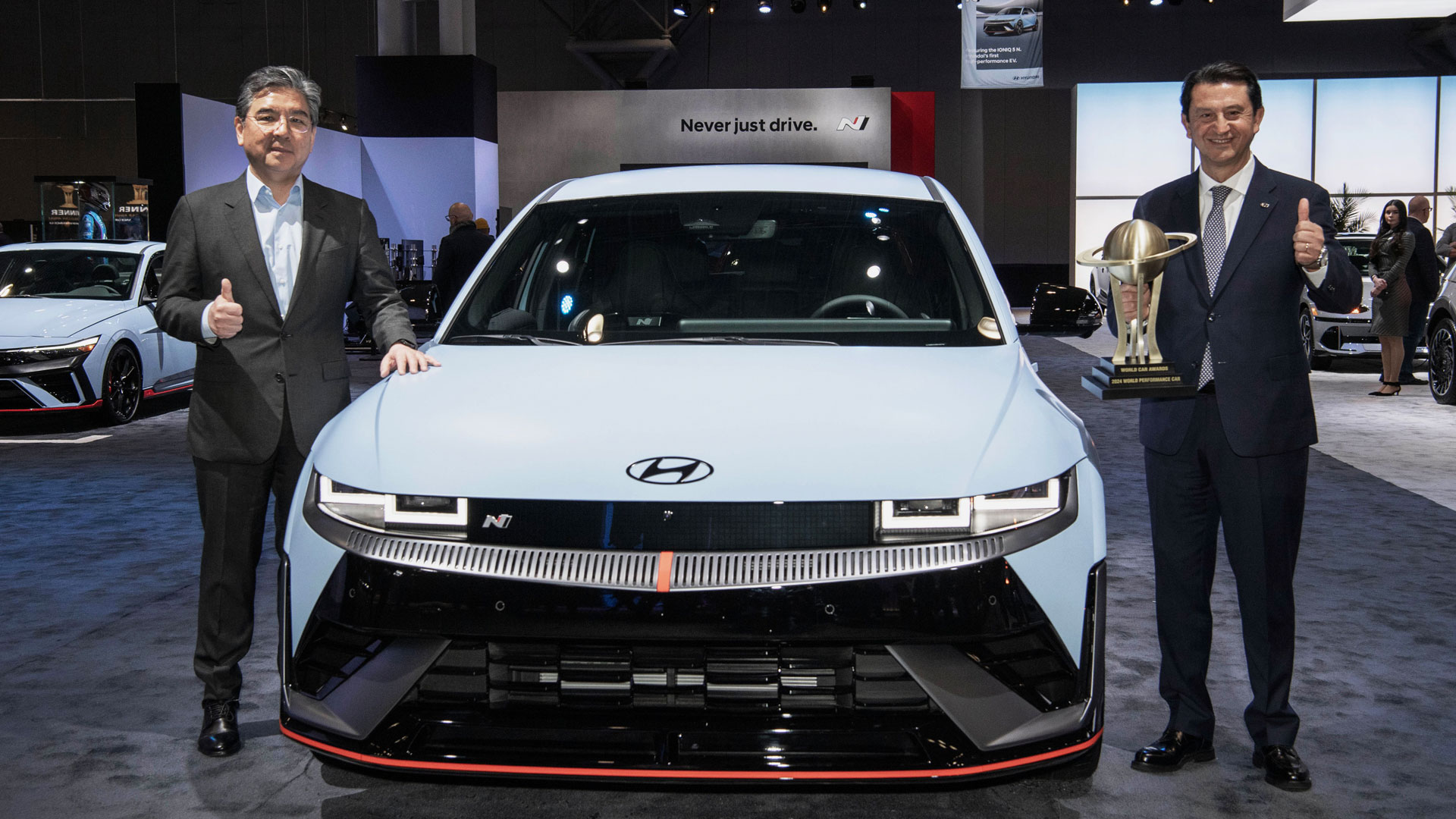 현대자동차 장재훈 사장과 현대자동차 글로벌 COO 호세 무뇨스 사장이 뉴욕 오토쇼 현대자동차 전시관에서 세계 올해의 퍼포먼스카 수상을 기념하며 촬영하는 모습