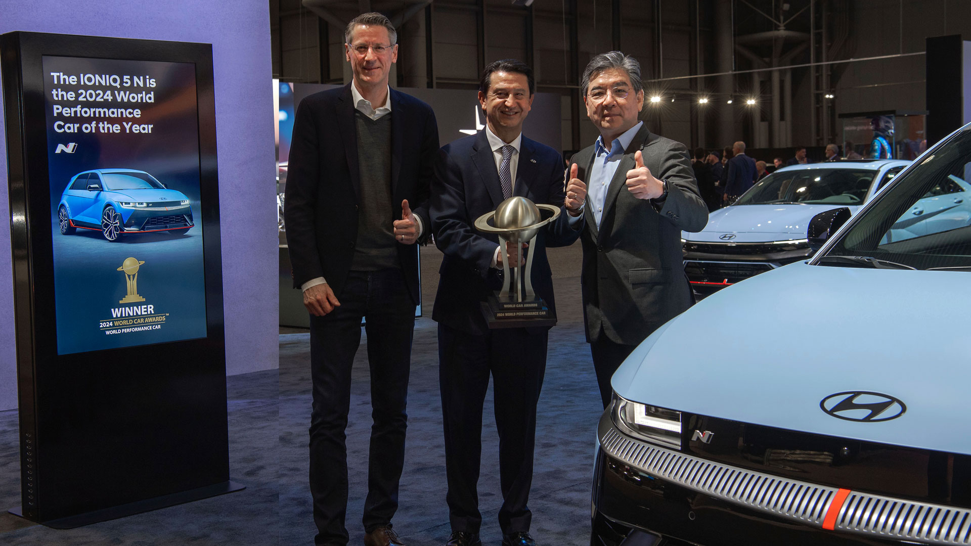 현대자동차 N브랜드&모터스포츠사업부장 틸 바텐베르크 상무, 현대자동차 글로벌 COO 호세 무뇨스 사장, 현대자동차 장재훈 사장이 뉴욕 오토쇼 현대자동차 전시관에서 세계 올해의 퍼포먼스카 수상을 기념하며 촬영하는 모습