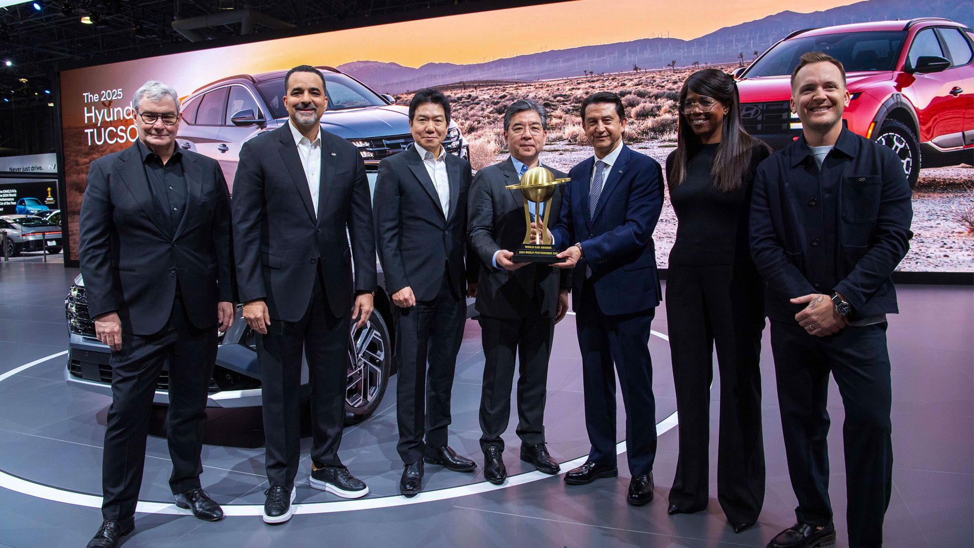 루크 동커볼케 현대자동차그룹 CDO 겸 CCO, 랜디 파커 전무, 현대제네시스 글로벌디자인담당 이상엽 부사장, 현대자동차 장재훈 사장, 현대자동차 글로벌 COO 호세 무뇨스 사장, 현대자동차 미국판매법인 제품기획 및 모빌리티 전략담당 올리비시 보일, 현대자동차기아 미국기술연구소 시니어 디자인 매니저 브래드 아놀드가 뉴욕 오토쇼 현대자동차 전시관에서 세계 올해의 퍼포먼스카 수상을 기념하며 촬영하는 모습