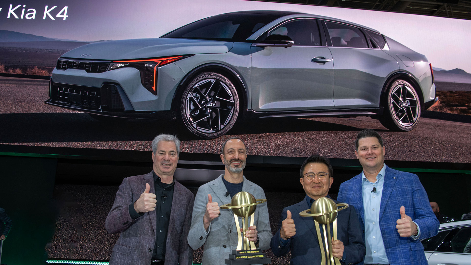 기아 미국판매법인 마케팅담당 러셀 와거, 기아 글로벌디자인담당 카림 하비브 부사장, 기아 북미권역본부장 윤승규 부사장, 기아 미국판매법인 영업담당 에릭 왓슨이 뉴욕 오토쇼 기아 전시관에서 세계 올해의 차 수상을 기념하며 촬영하는 모습