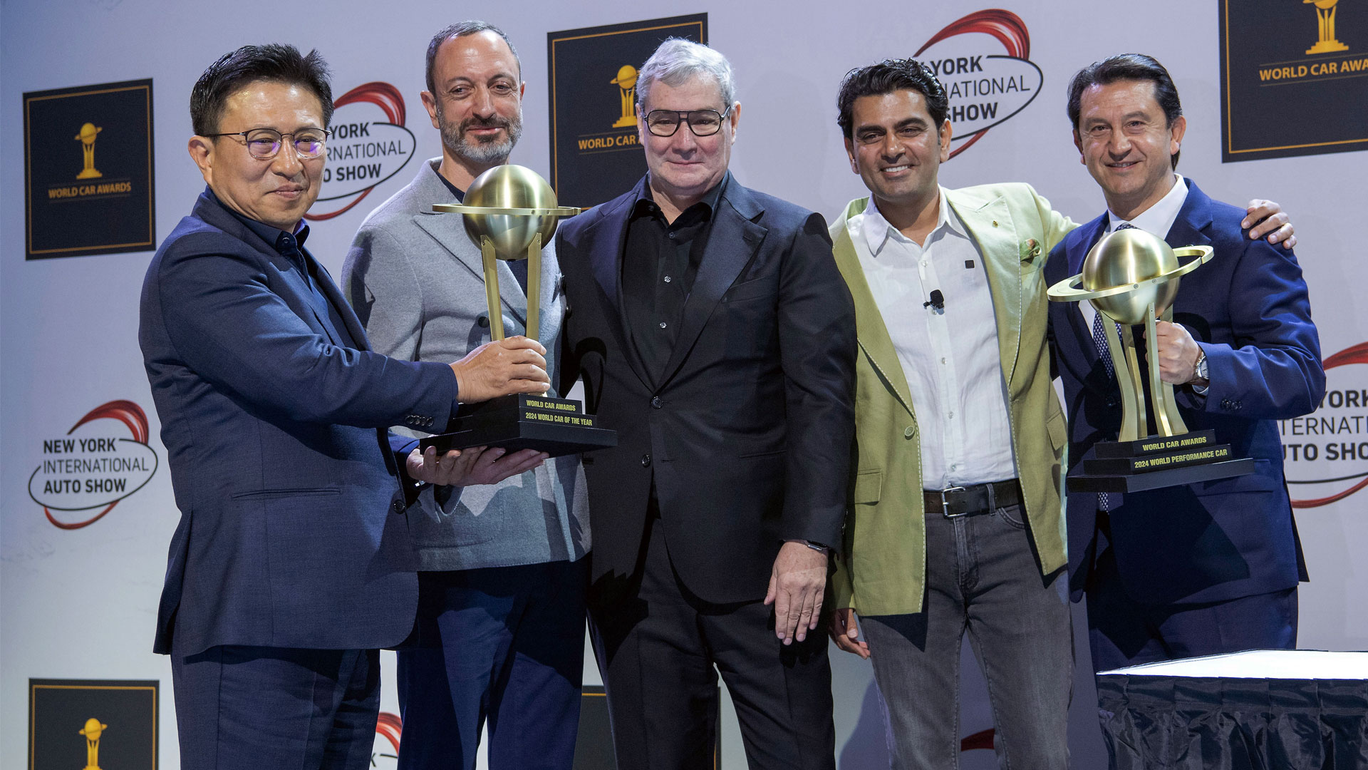 기아 북미권역본부장 윤승규 부사장, 기아 글로벌디자인담당 카림 하비브 부사장, 루크 동커볼케 현대자동차그룹 CDO 겸 CCO, 월드카어워즈 싯다르트 비나야크 파탄카르 의장, 현대자동차 글로벌 COO 호세 무뇨스 사장이 세계 올해의 차 수상 후 기념 촬영을 하는 모습