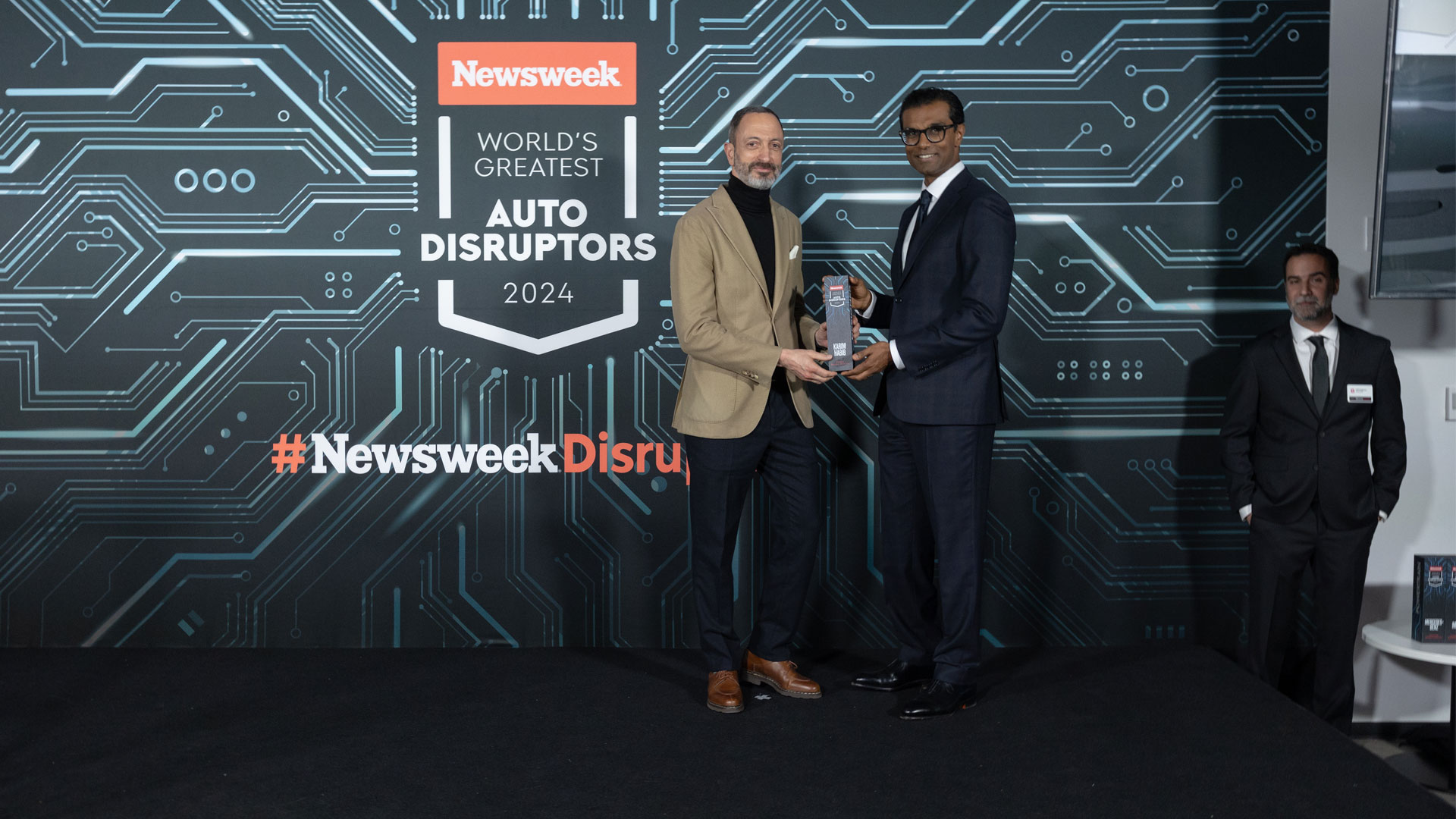 기아 글로벌디자인담당 카림 하비브 부사장이 기념 촬영을 하는 모습