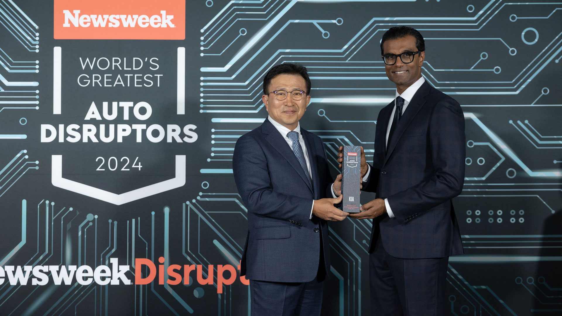 기아 북미권역본부장 윤승규 부사장이 기념 촬영을 하는 모습