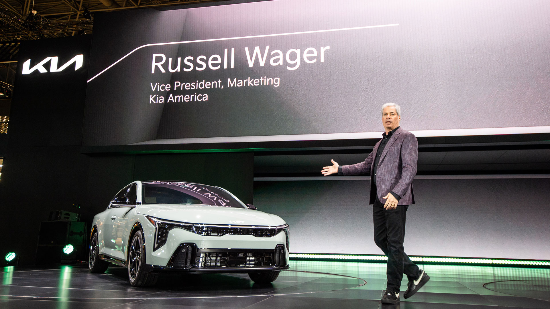 기아 미국판매법인 마케팅담당(상무) 러셀 와거(Russell Wager)가 더 기아 K4를 소개하는 모습