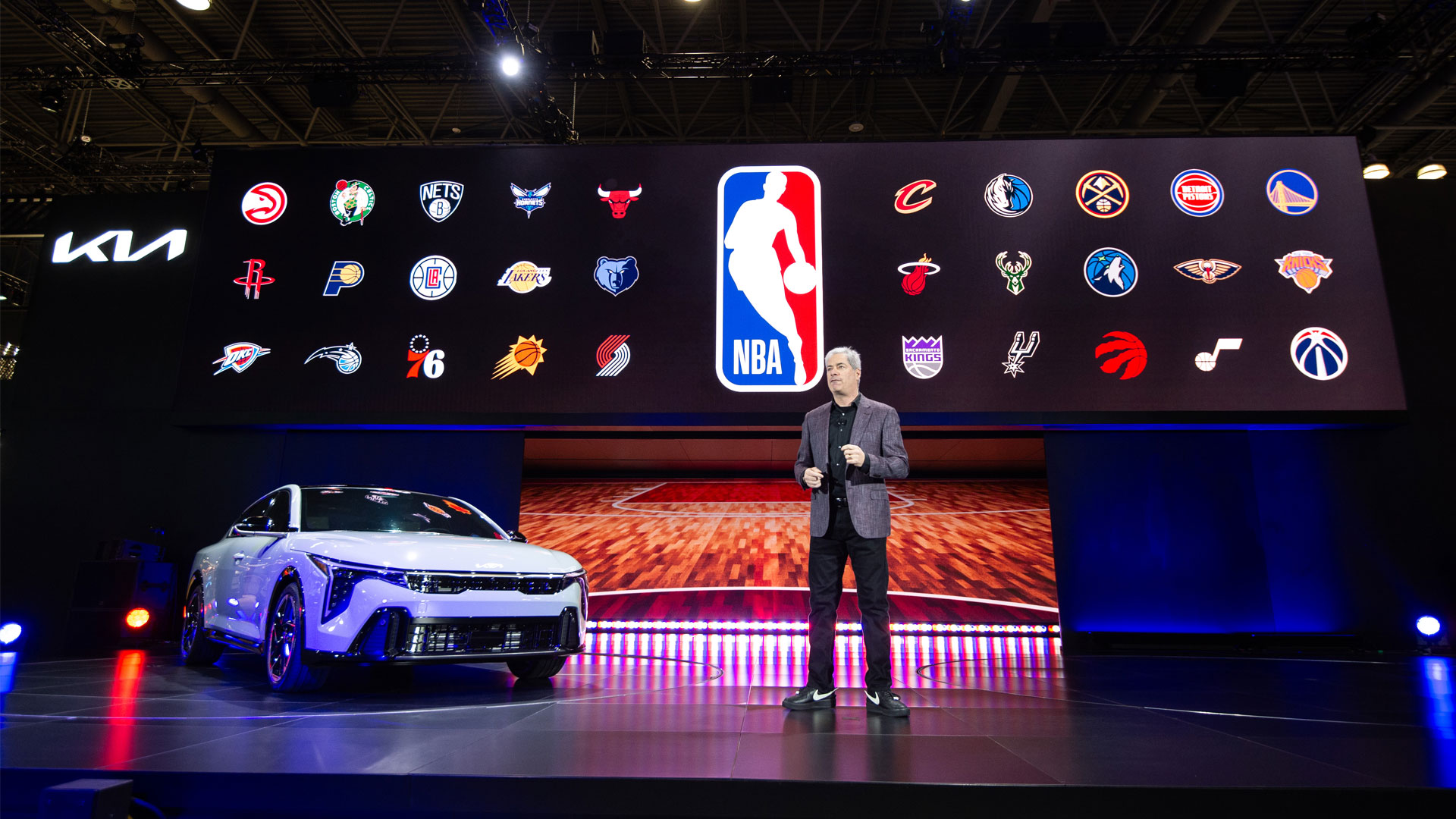 기아 미국판매법인 마케팅담당(상무) 러셀 와거(Russell Wager)가 더 기아 K4를 소개하는 모습