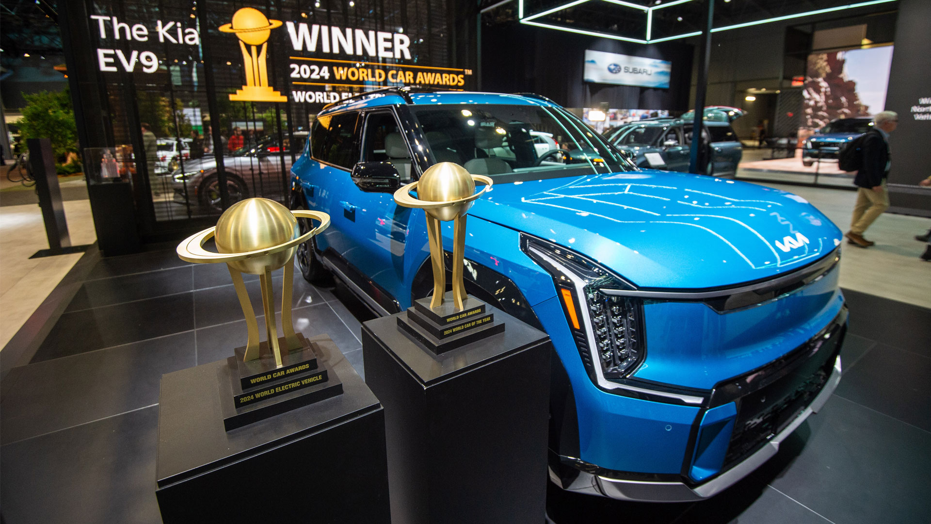 뉴욕 오토쇼 기아 전시관에 전시된 ‘2024 세계 올해의 차’ EV9