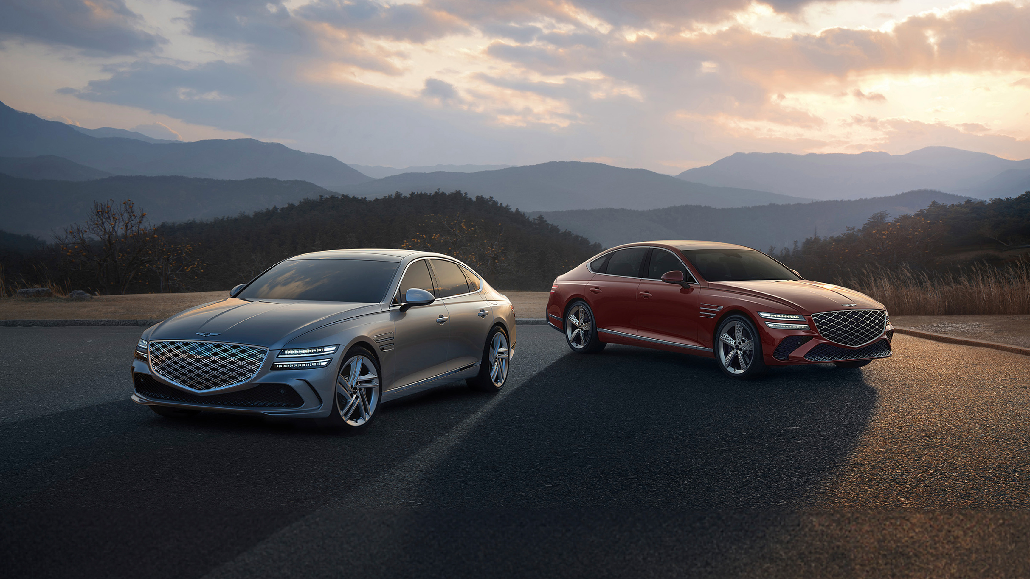 G80 페이스리프트 모델 2대가 서 있다