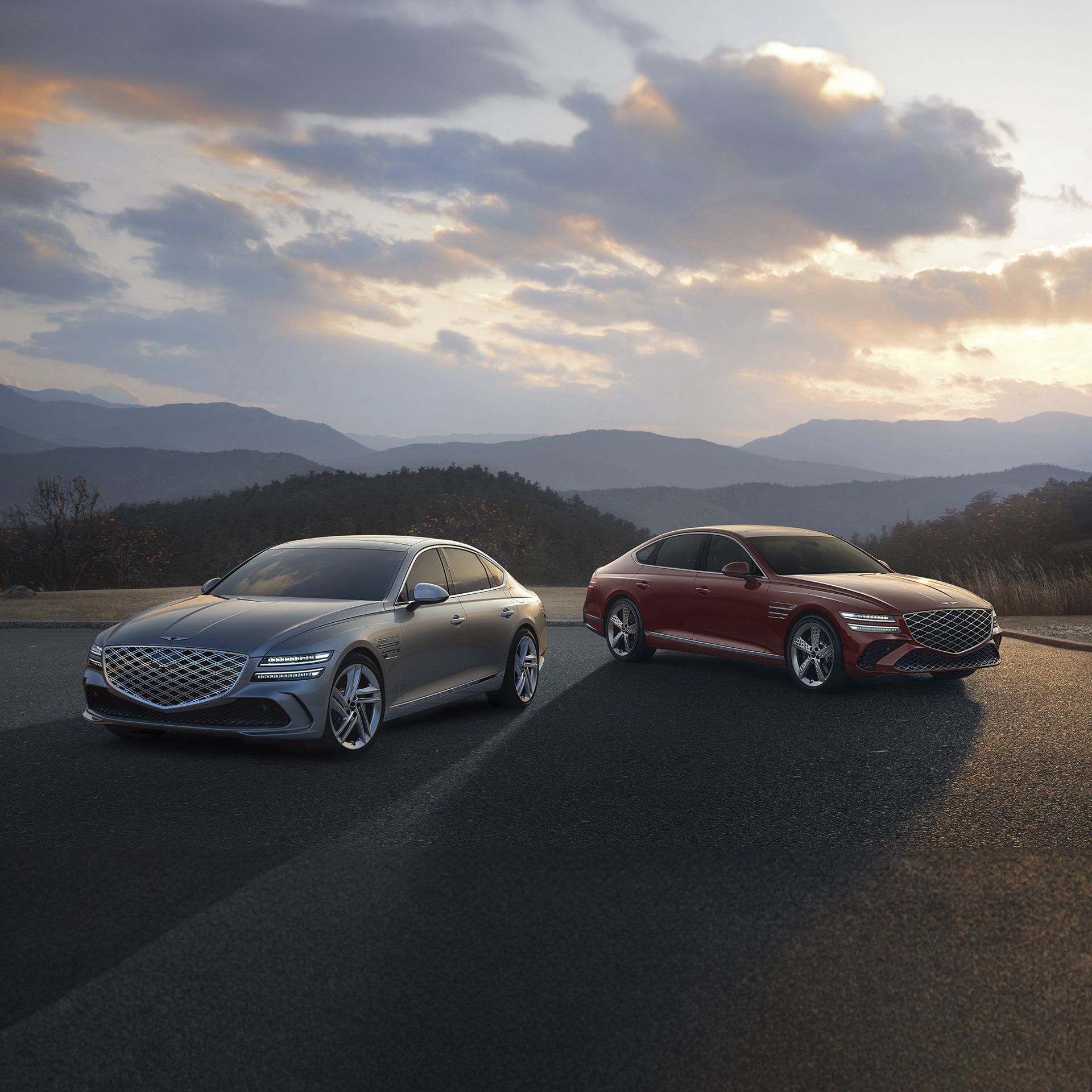 G80 페이스리프트 모델 2대가 서 있다