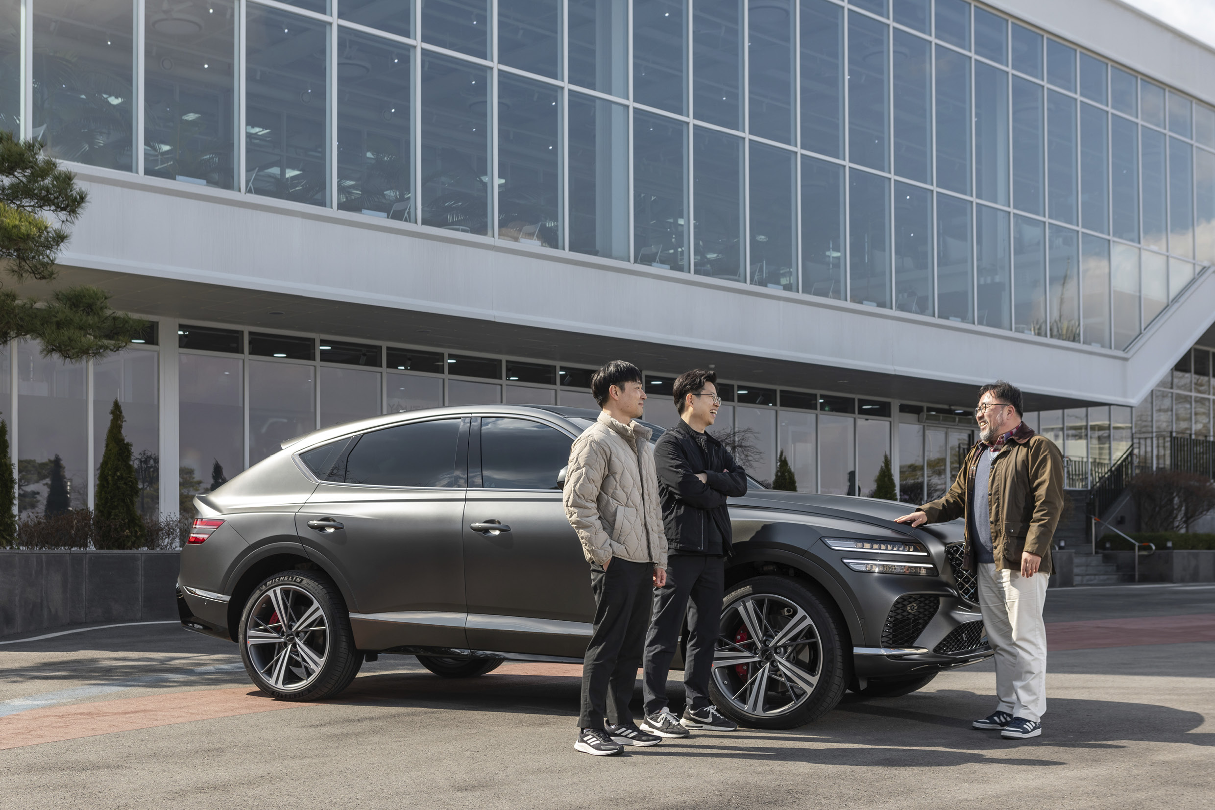 제네시스 GV80 쿠페와 자동차 칼럼니스트 및 연구원들