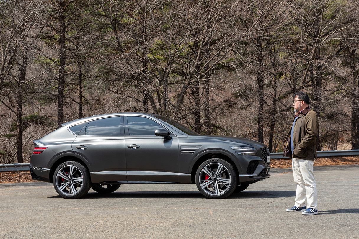 GV80 쿠페를 바라보고 있는 자동차 칼럼니스트