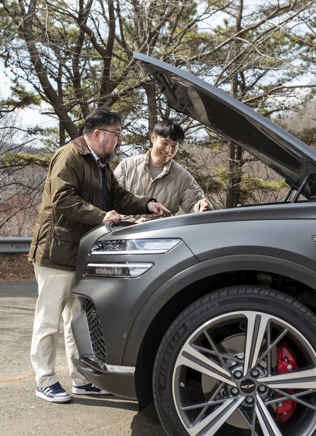 자동차 칼럼니스트와 연구원의 대화 모습