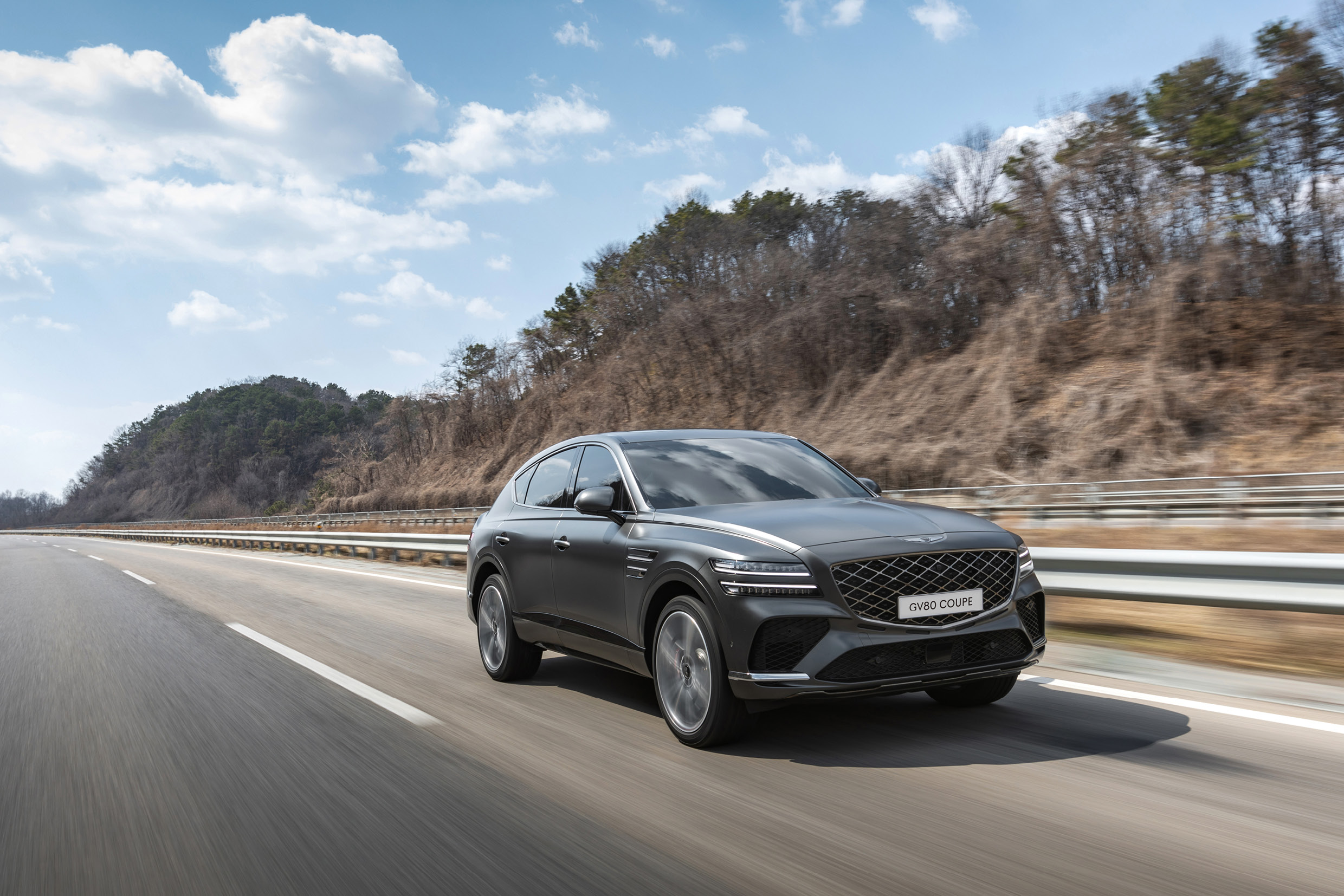 제네시스 GV80 쿠페의 주행 모습