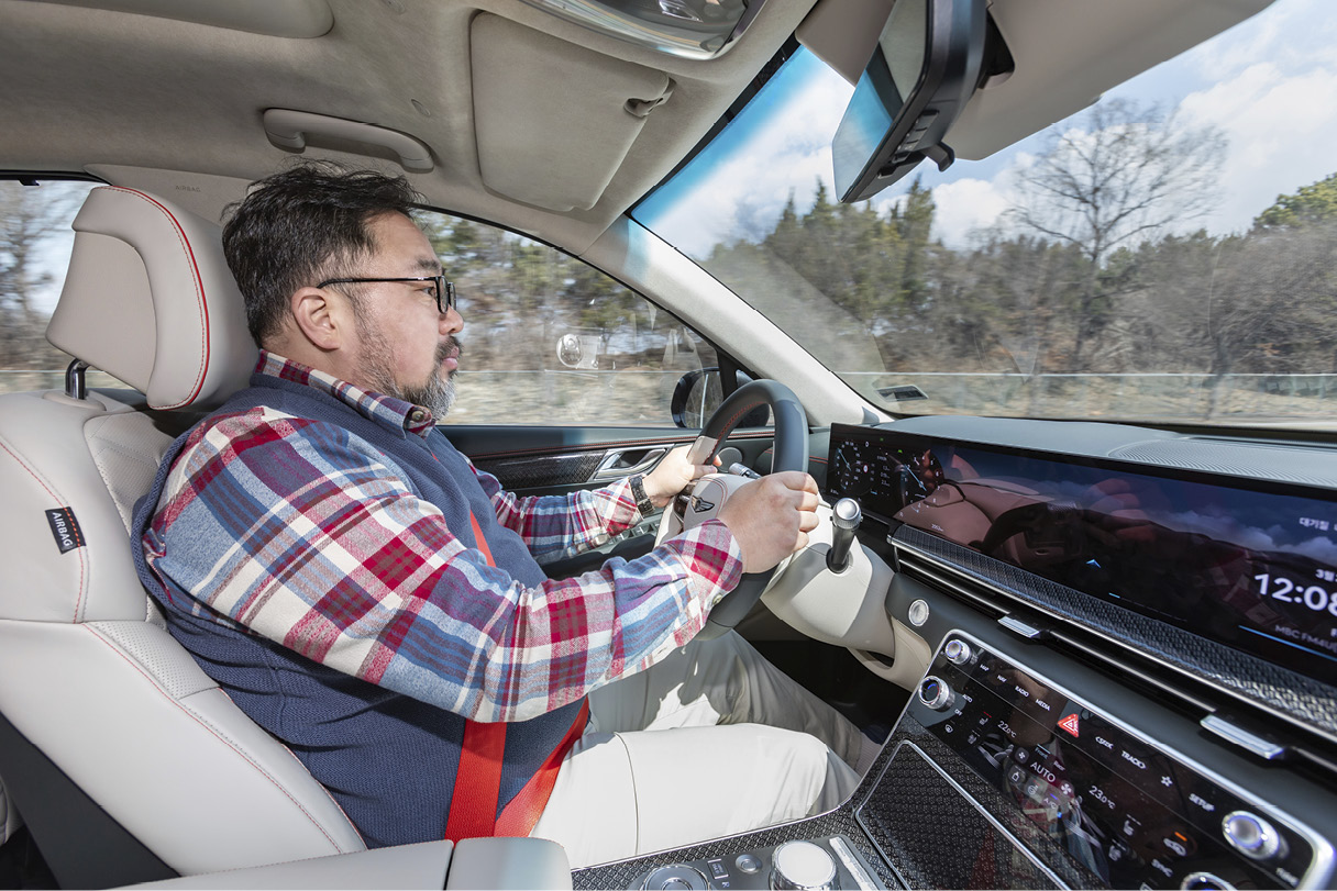 제네시스 GV80 쿠페를 시승하고 있는 자동차 칼럼니스트