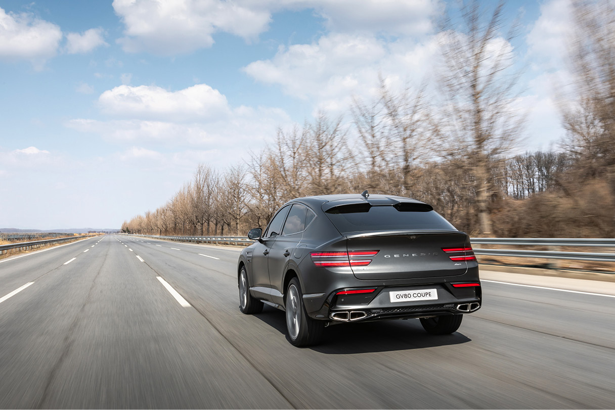 제네시스 GV80 쿠페의 주행 모습