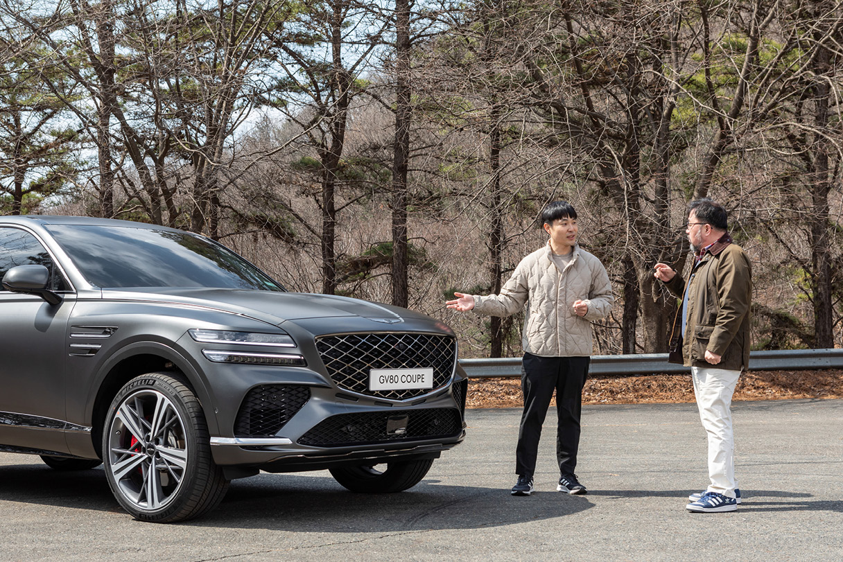 자동차 칼럼니스트와 연구원의 대화 모습