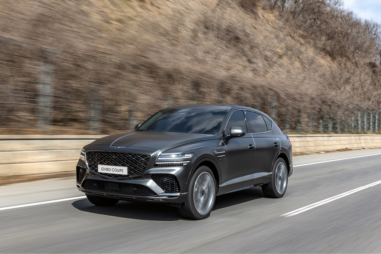 제네시스 GV80 쿠페의 주행 모습