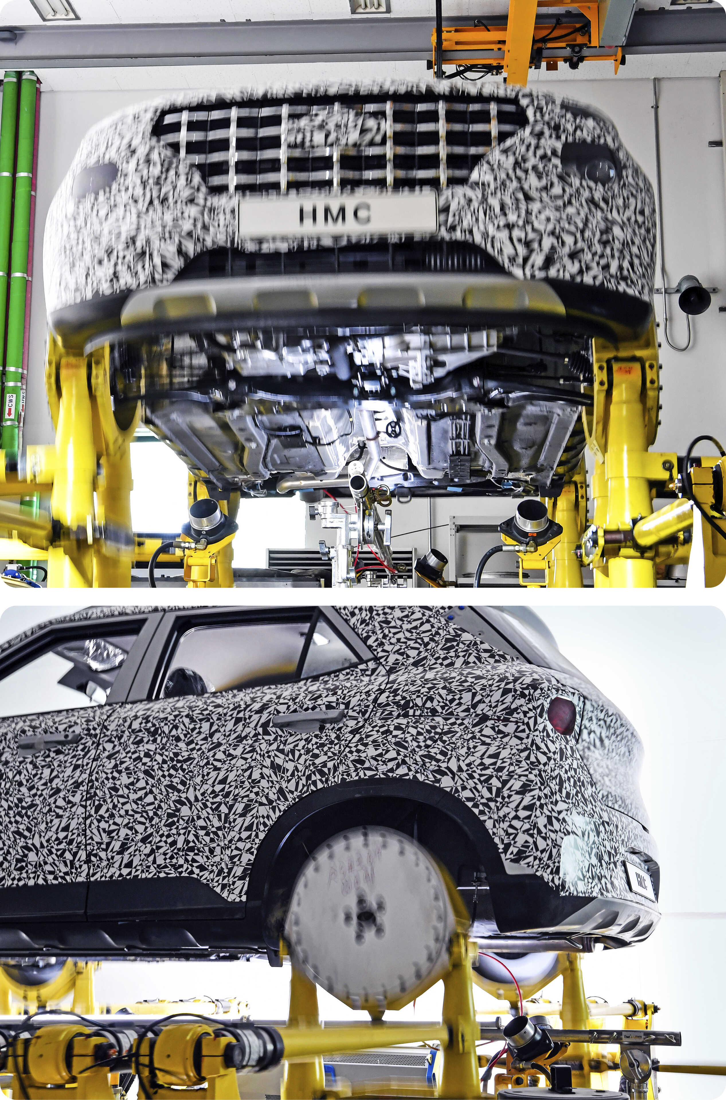 카모플라주 위장 스티커를 부착한 소형 SUV가 로드 시뮬레이터에서 이리저리 흔들리는 모습