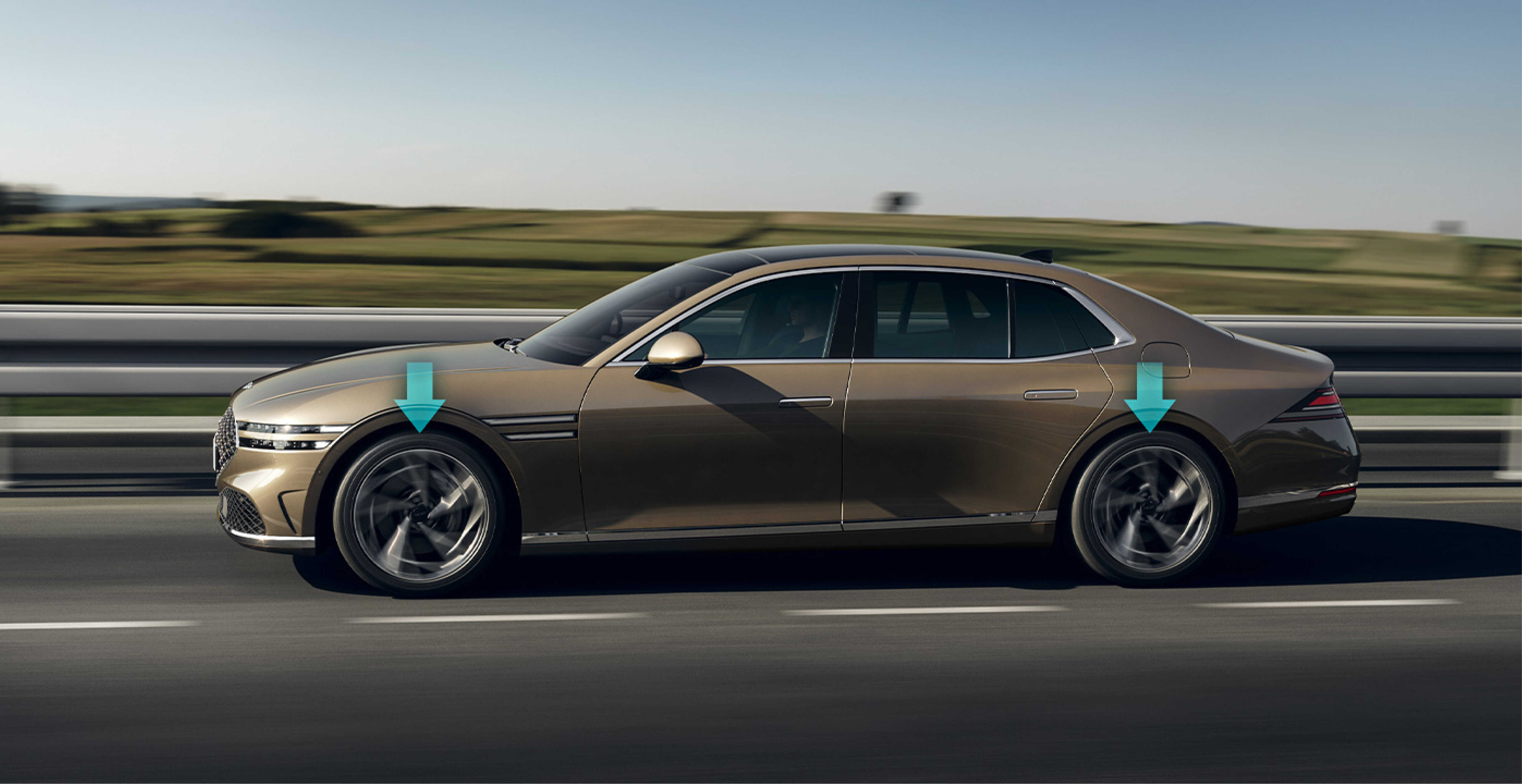 고속도로를 빠르게 주행하는 제네시스 G90의 정측면 모습