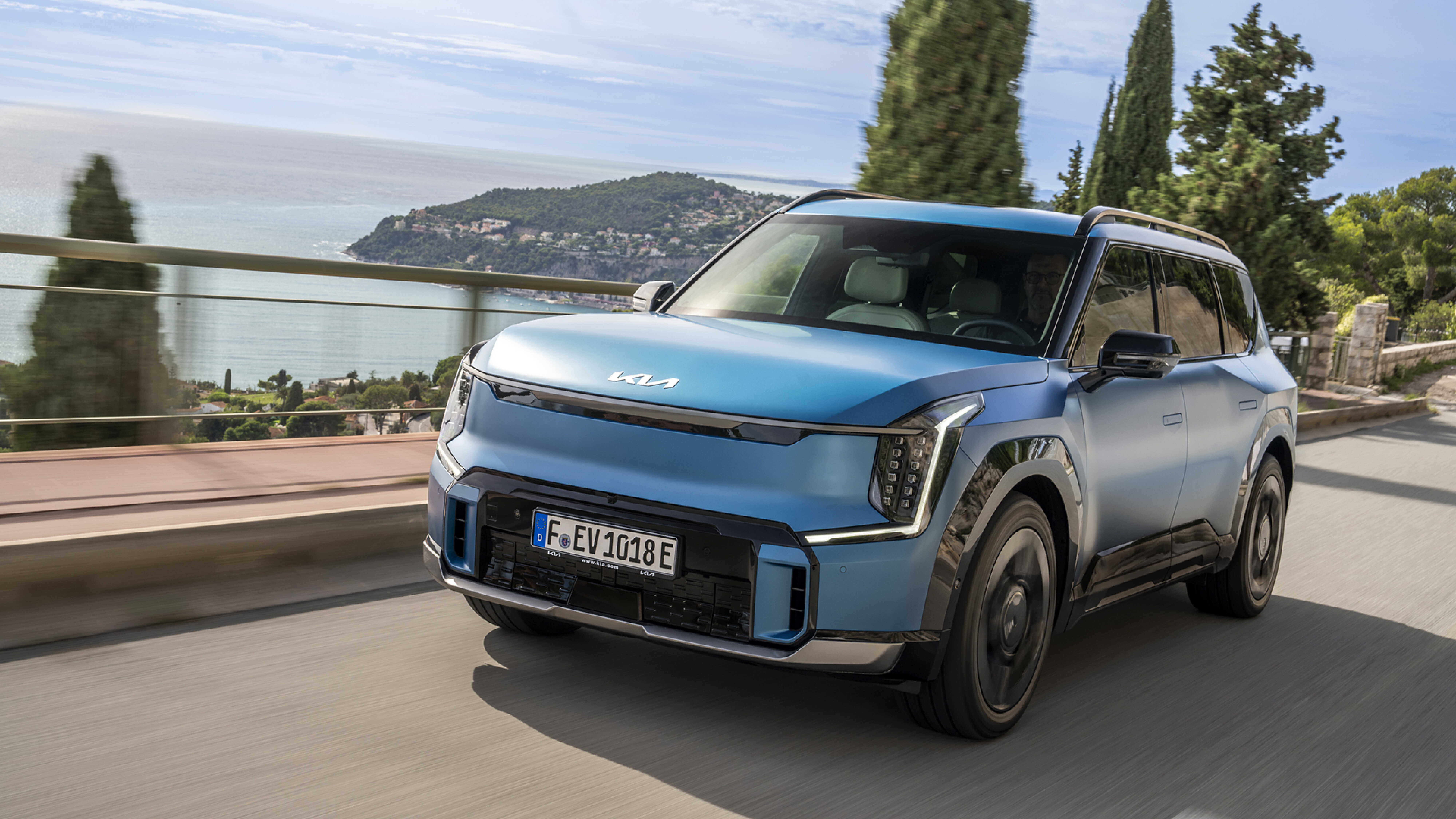 주행하는 기아 EV9의 전측면