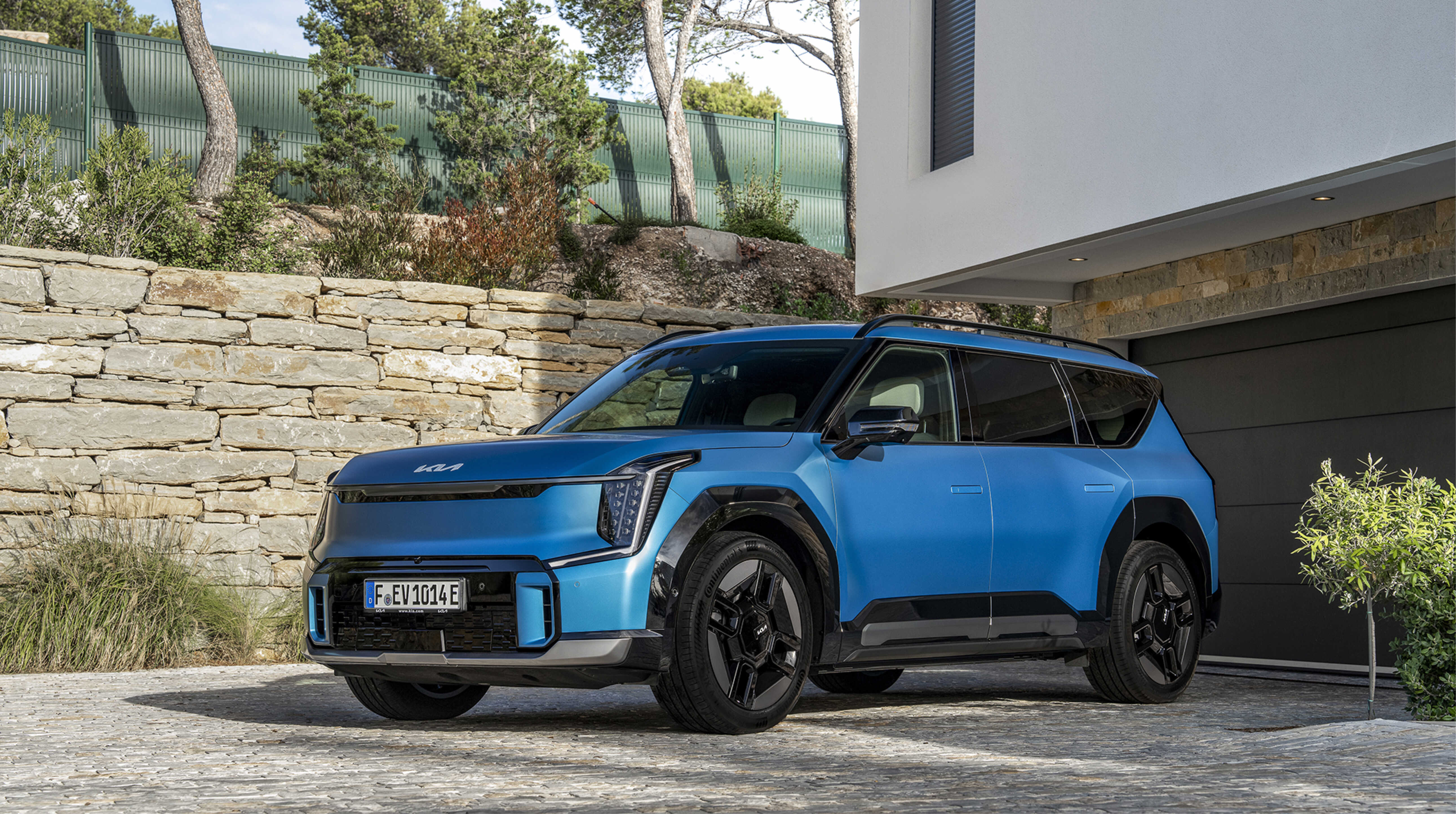 정차해 있는 기아 EV9의 전측면