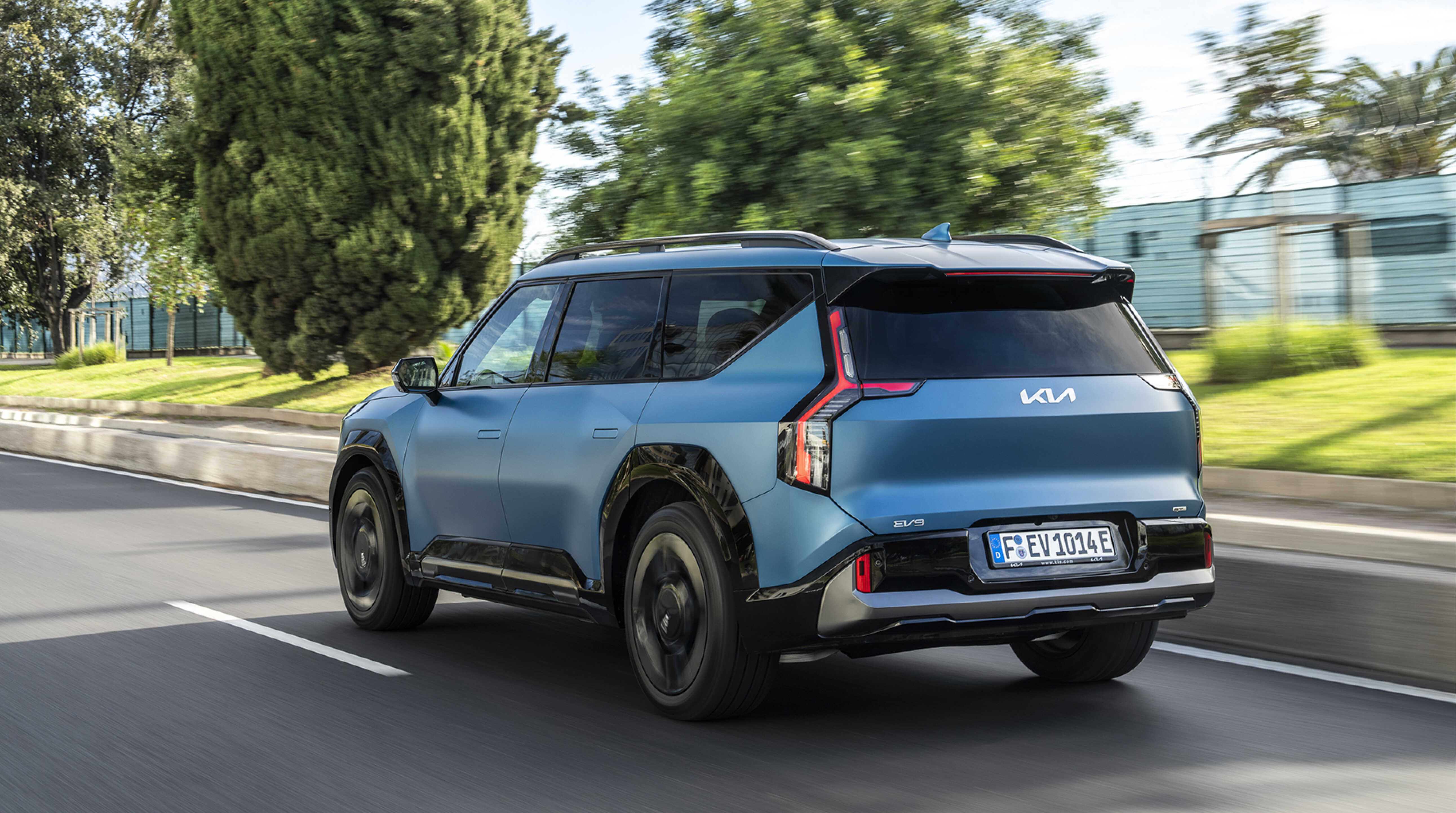 주행하는 기아 EV9의 후측면