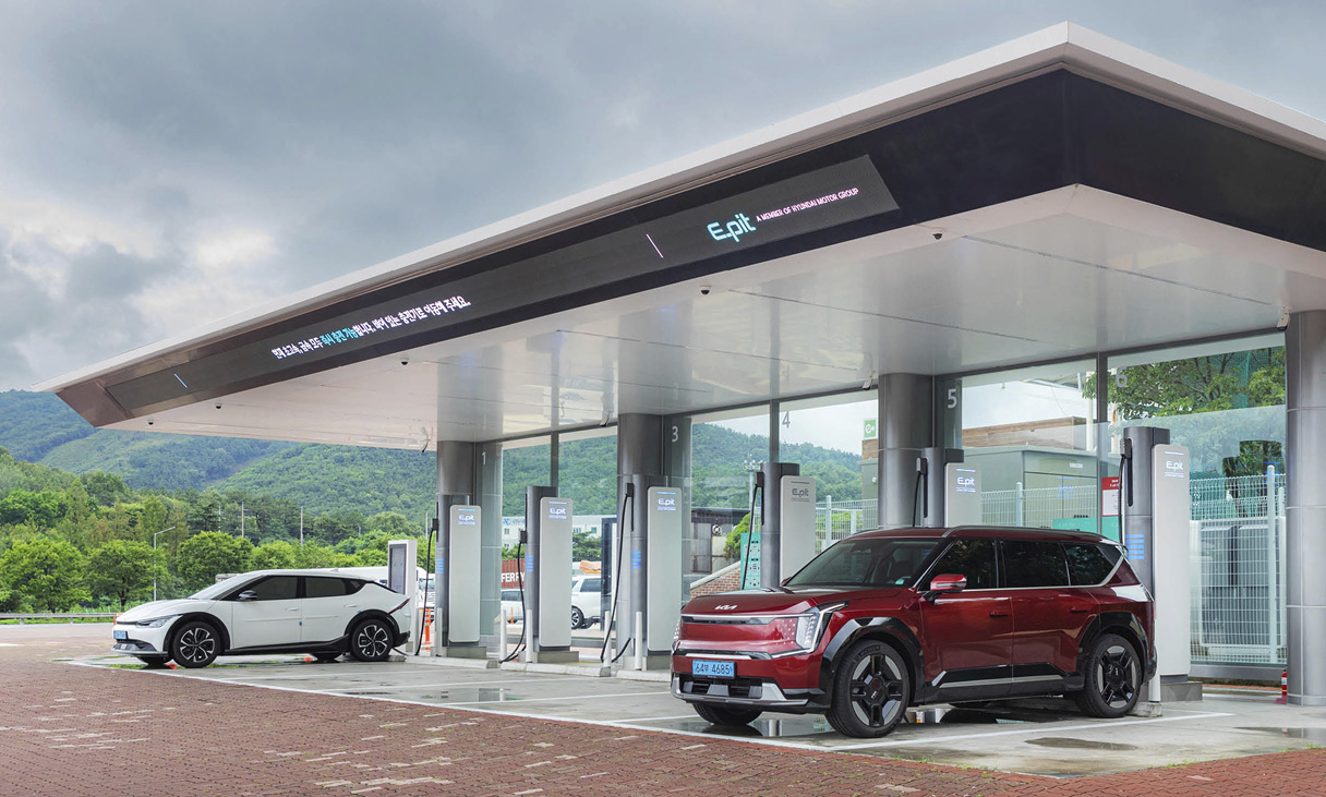 충전 중인 기아 전기차의 모습들