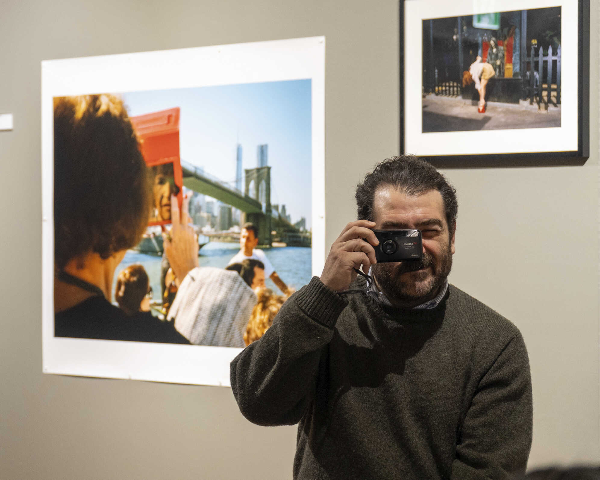 간담회에서 사진기를 눈에 대고 있는 포토그래퍼의 모습
