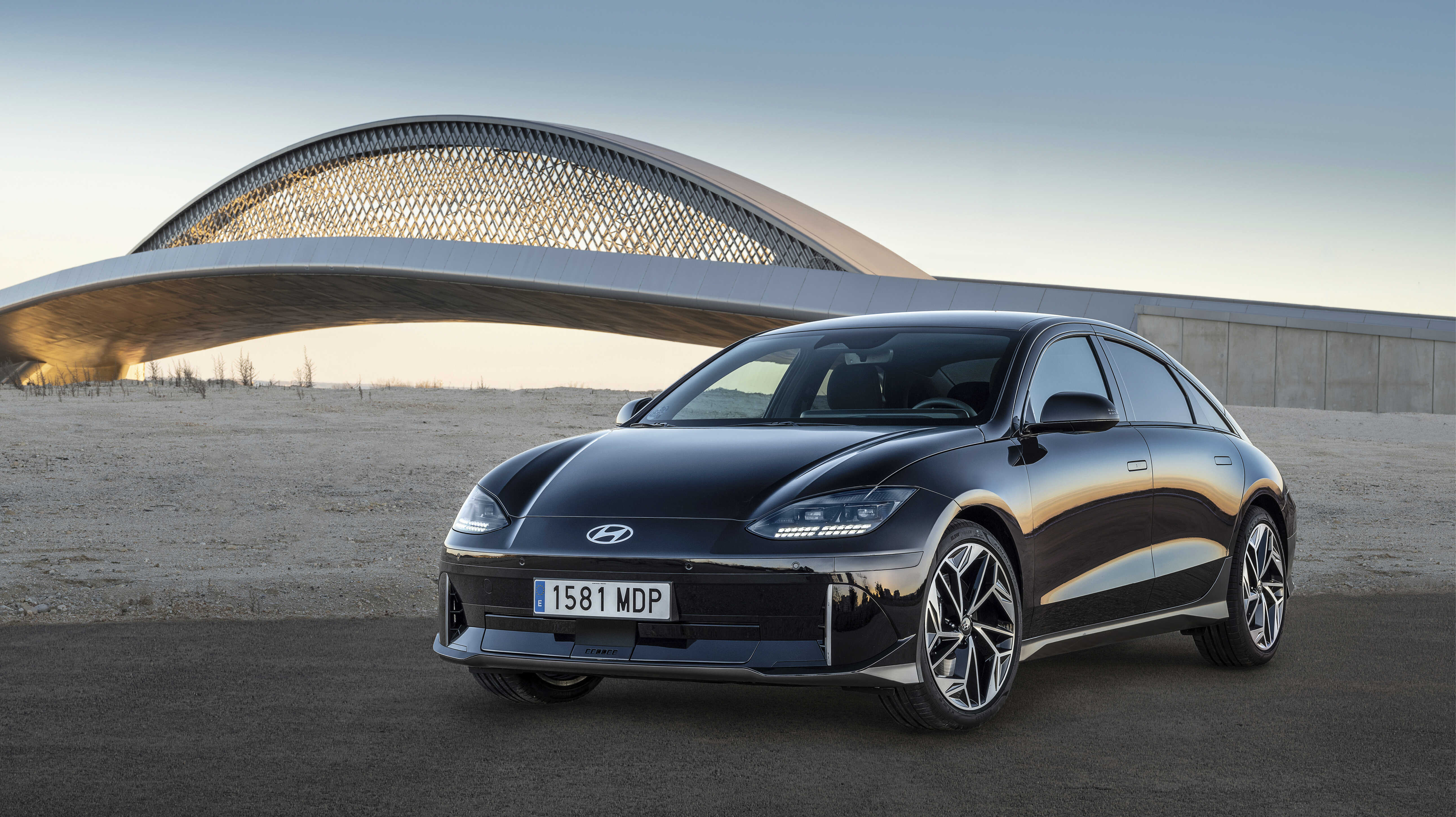 검은색 아이오닉 6의 전측면