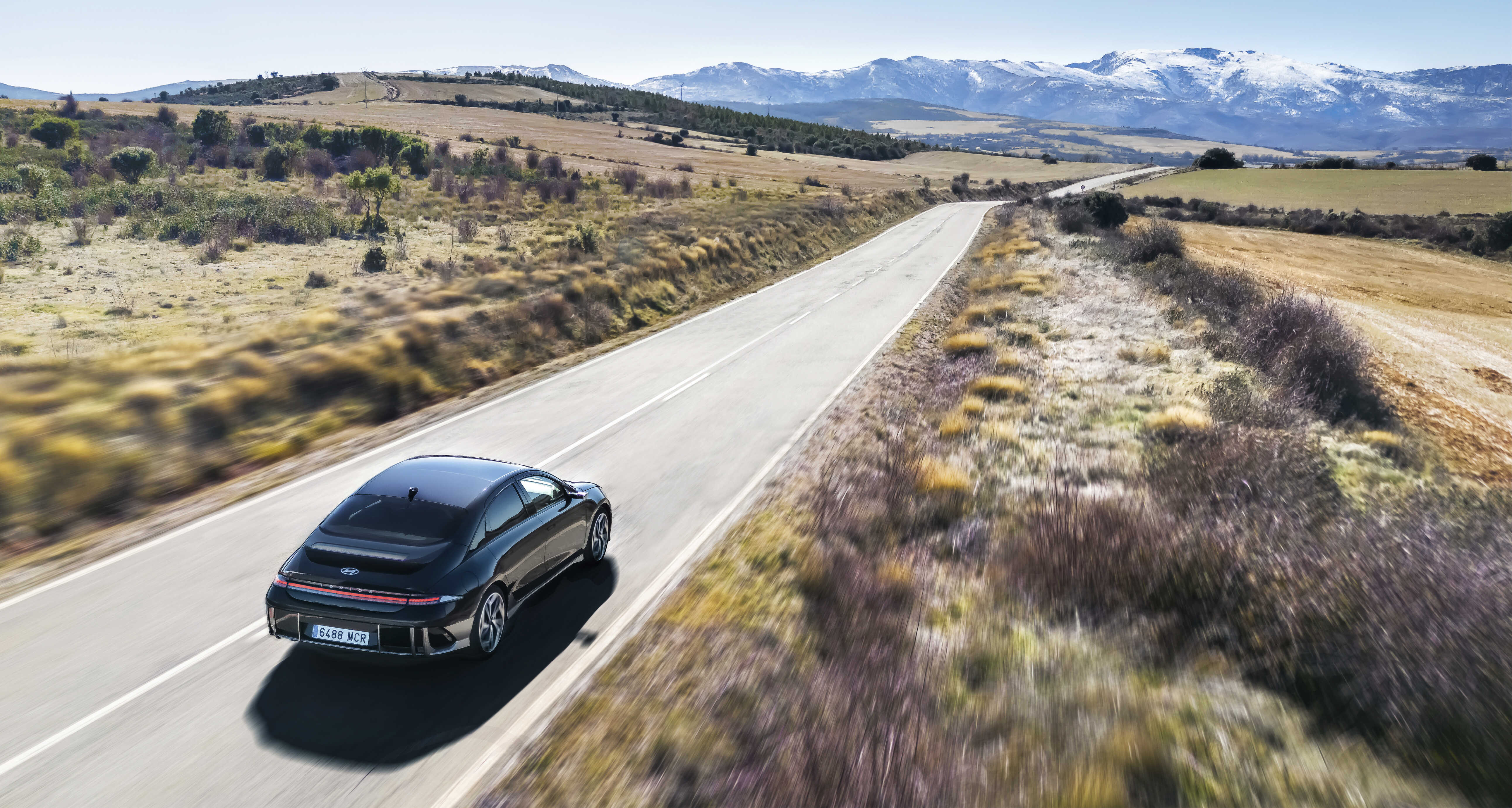 검은색 아이오닉 6가 도로를 주행하는 모습