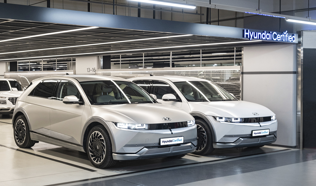 주차장에 서있는 아이오닉 5의 전측면