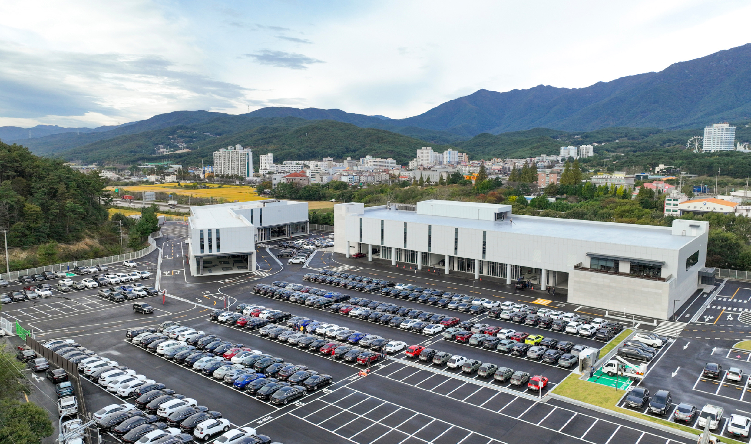 현대 인증 중고차 상품화 센터의 모습