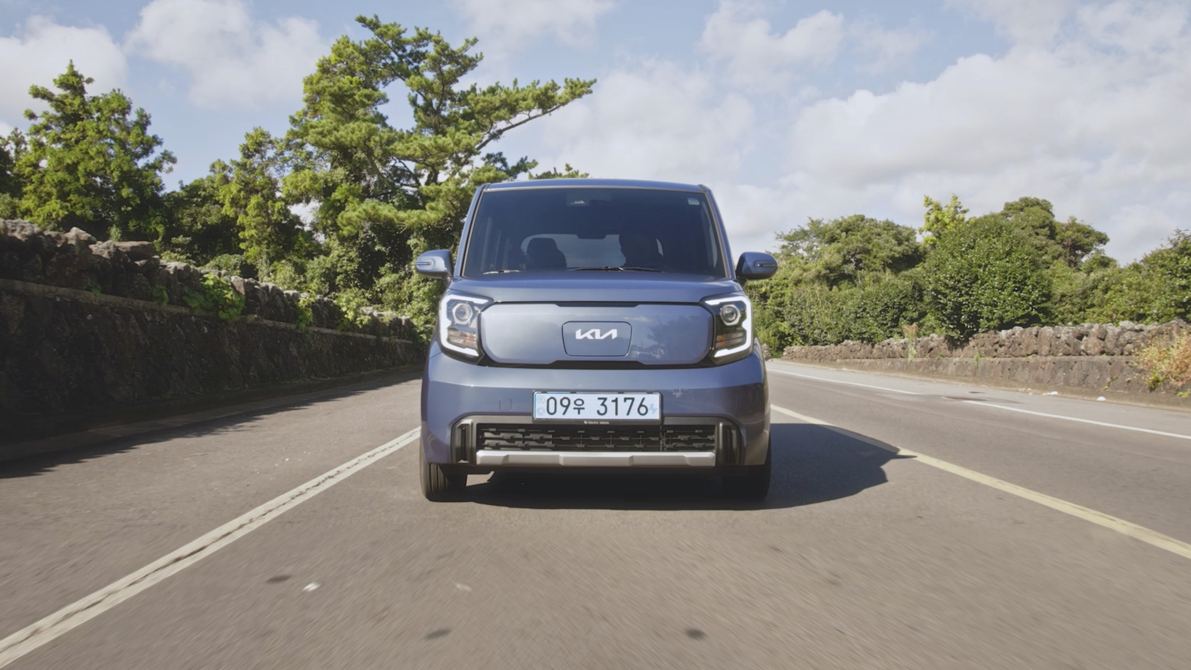 기아 레이 EV의 주행 모습