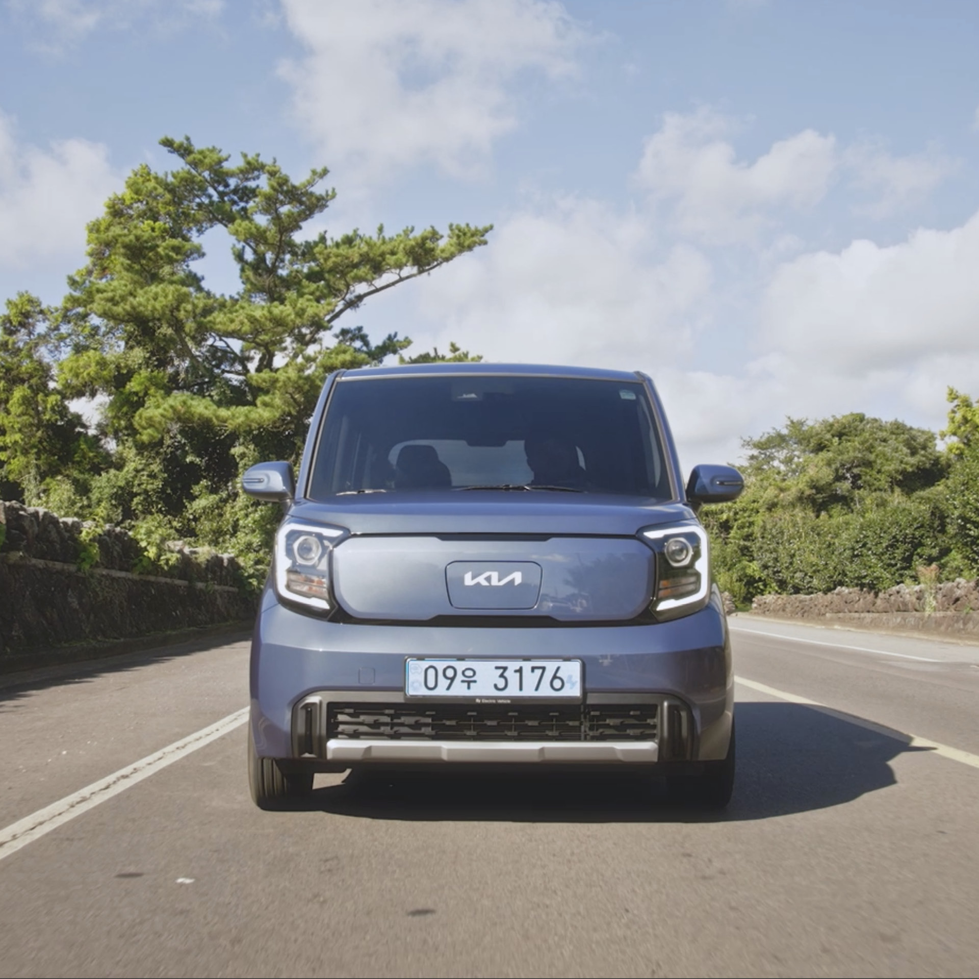 기아 레이 EV의 주행 모습