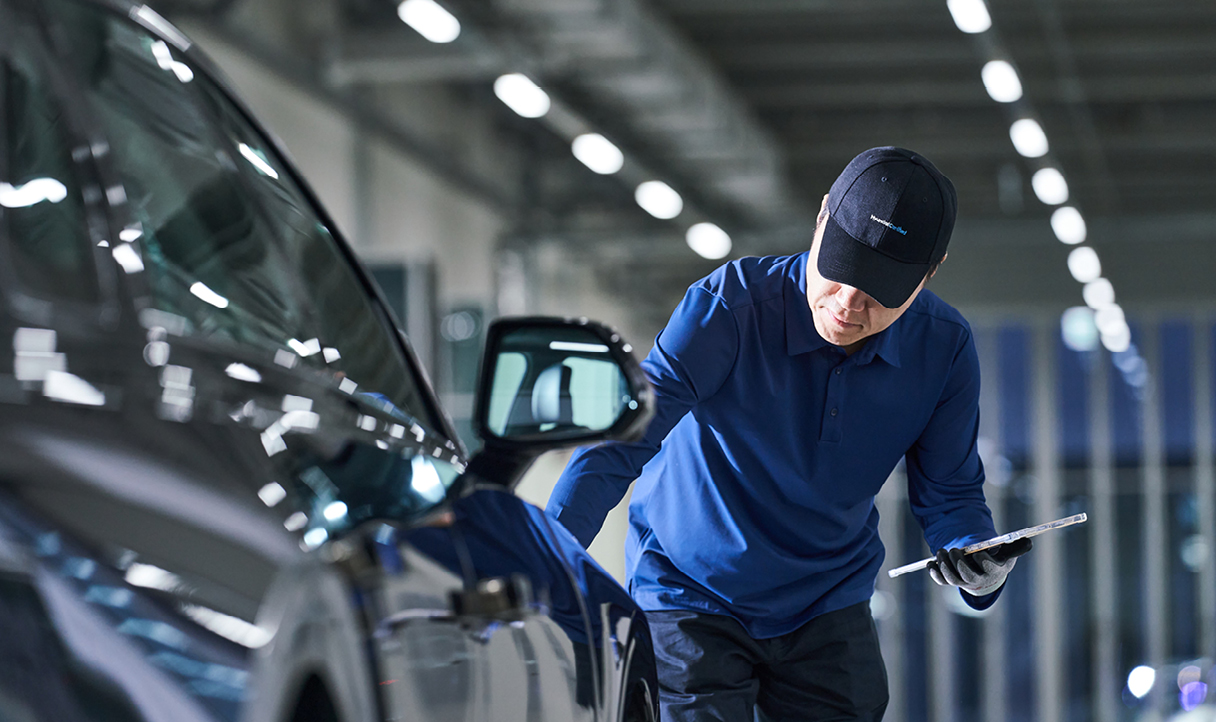 현대 인증 중고차에서 차량 상태를 확인하는 모습