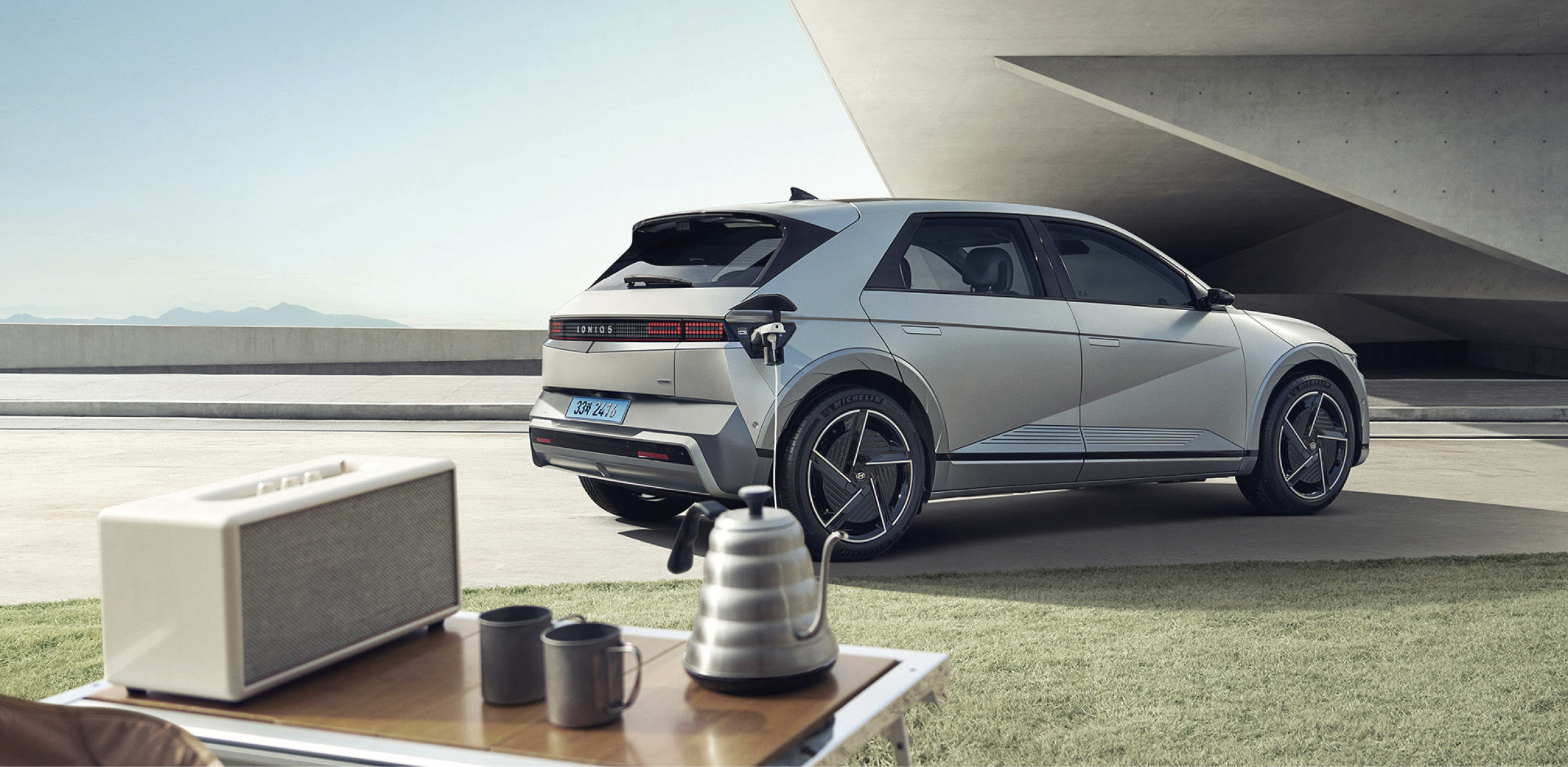 아이오닉 5의 V2L 기능을 활용하는 모습