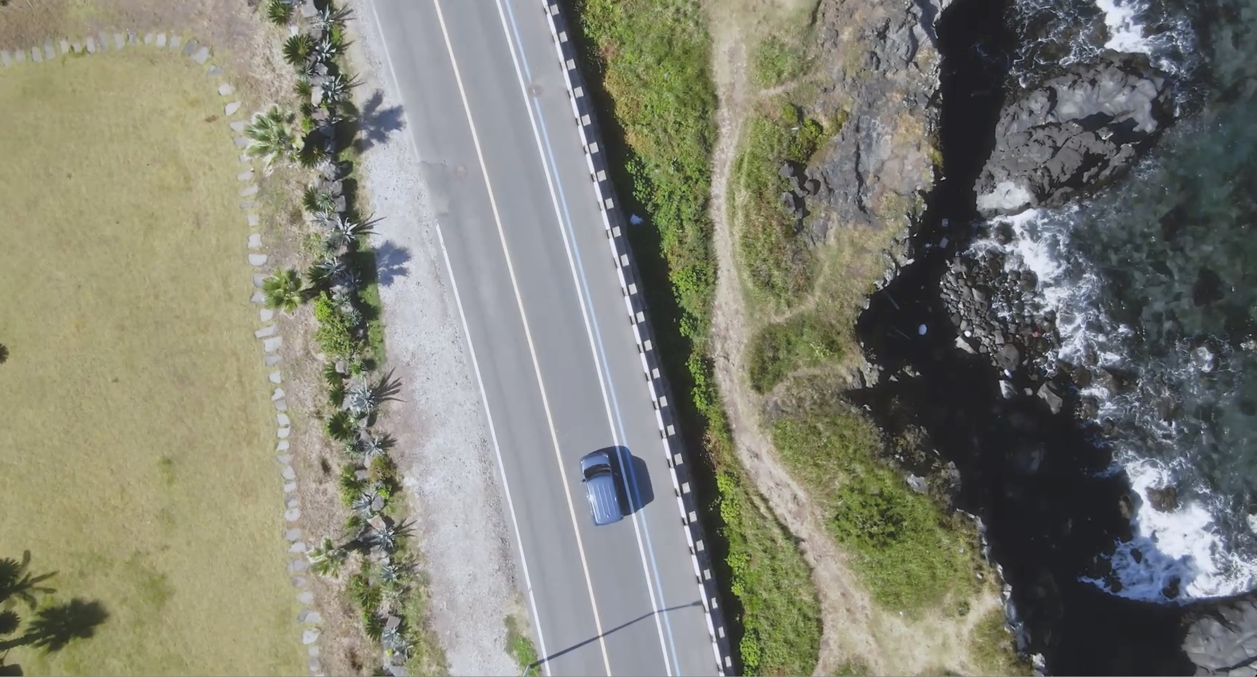 기아 레이 EV의 주행 모습을 드론으로 촬영한 사진