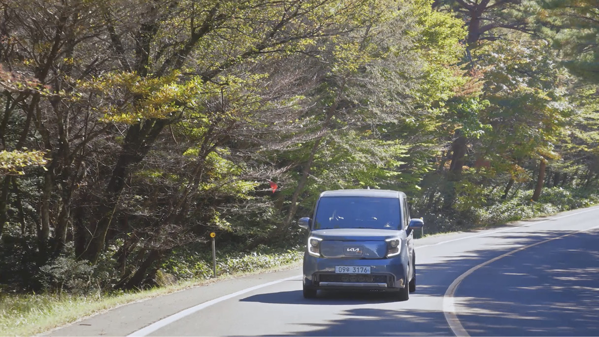 기아 레이 EV의 주행 모습