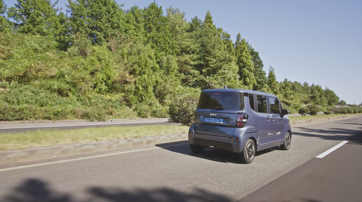 기아 레이 EV의 주행 모습