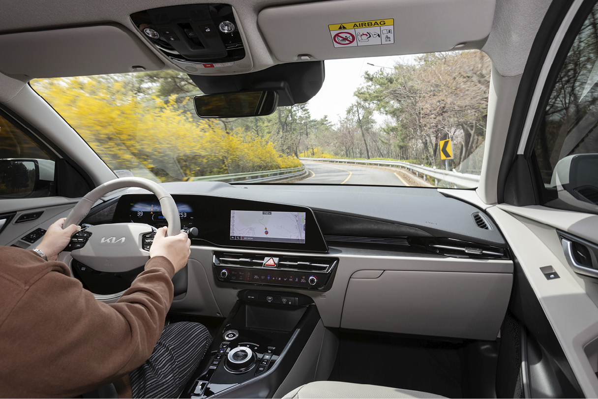 개나리가 핀 북악스카이웨이를 달리는 니로 EV의 실내