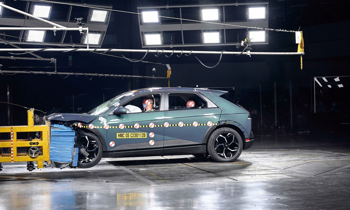 충돌테스트 중인 차량의 모습