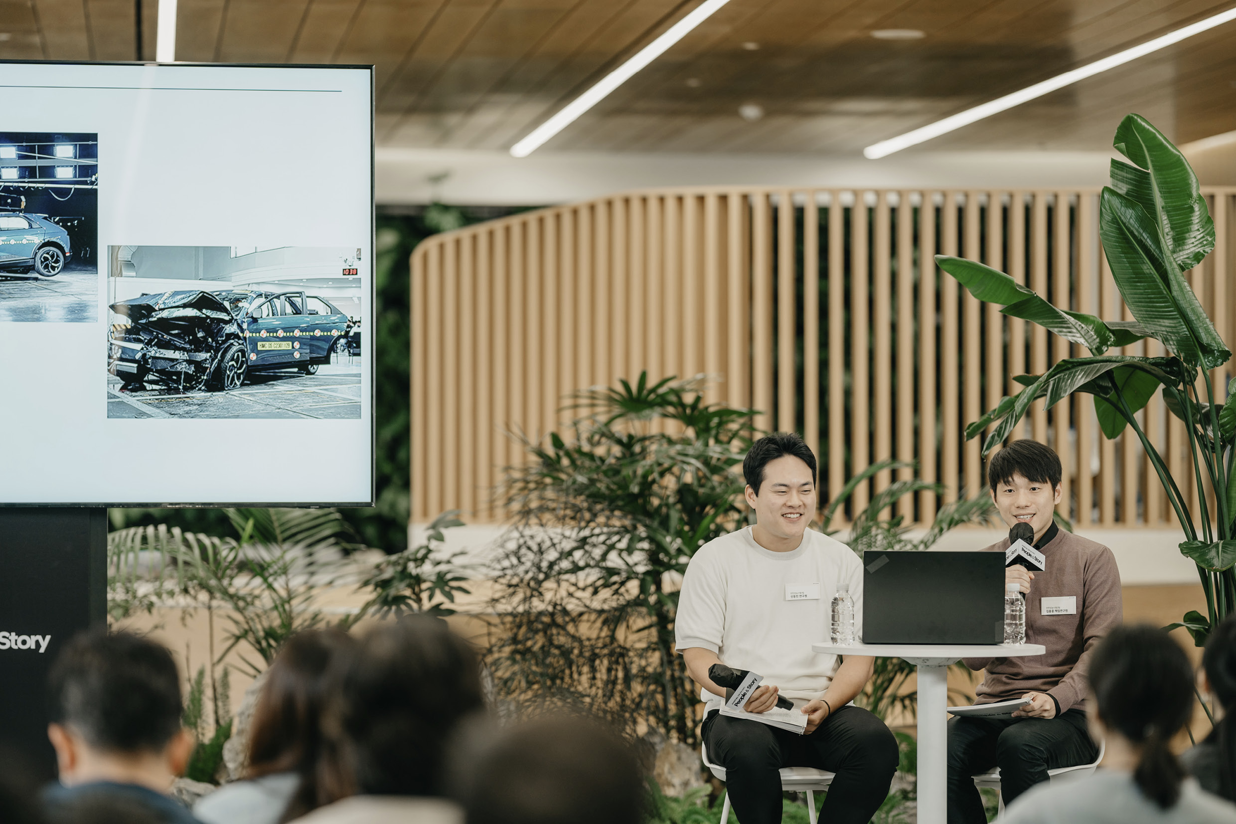 사람들과 모여 이야기를 나누고 있는 연구원들의 모습