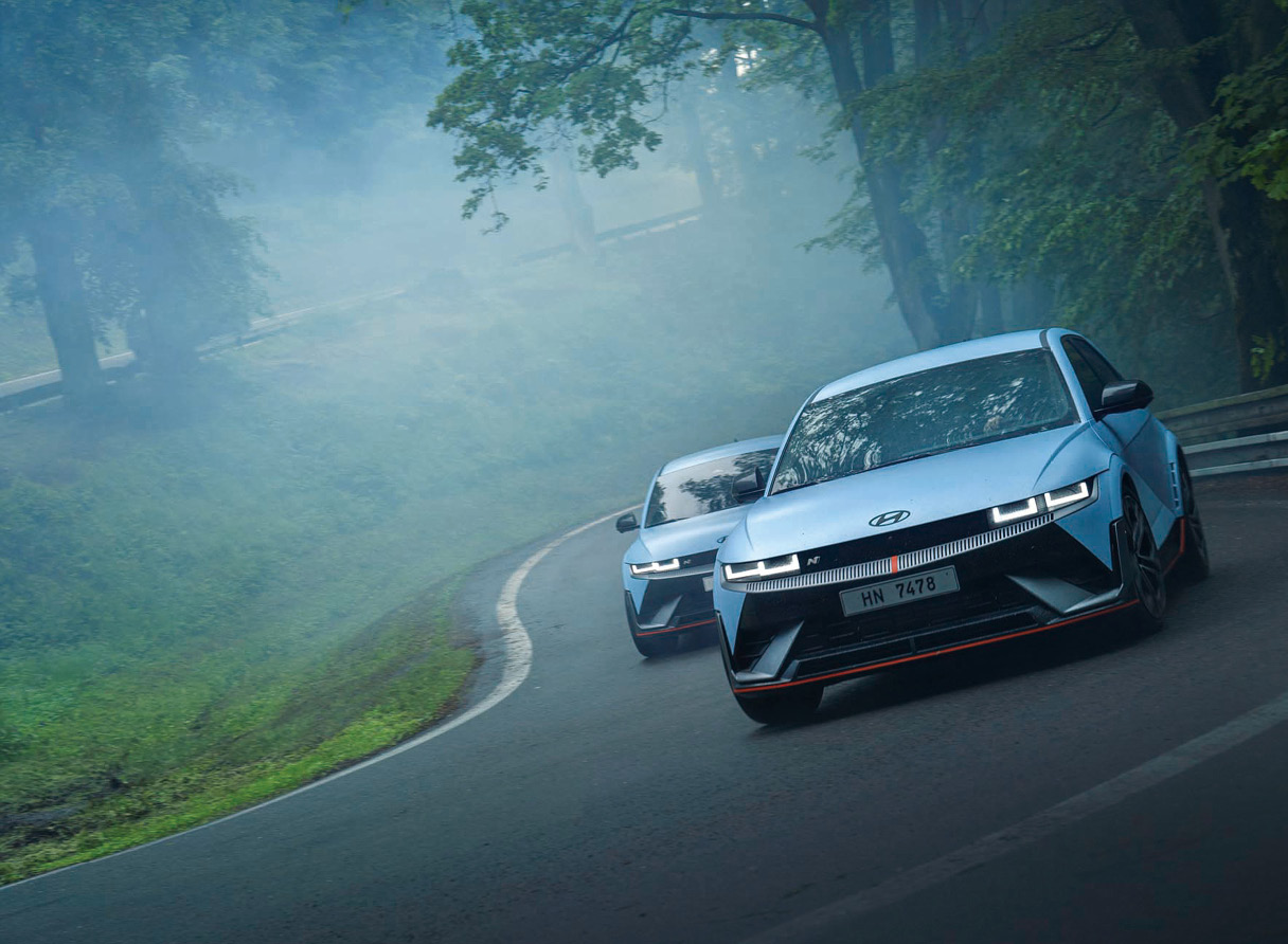 숲 속의 도로를 달리고 있는 아이오닉 5 N의 모습