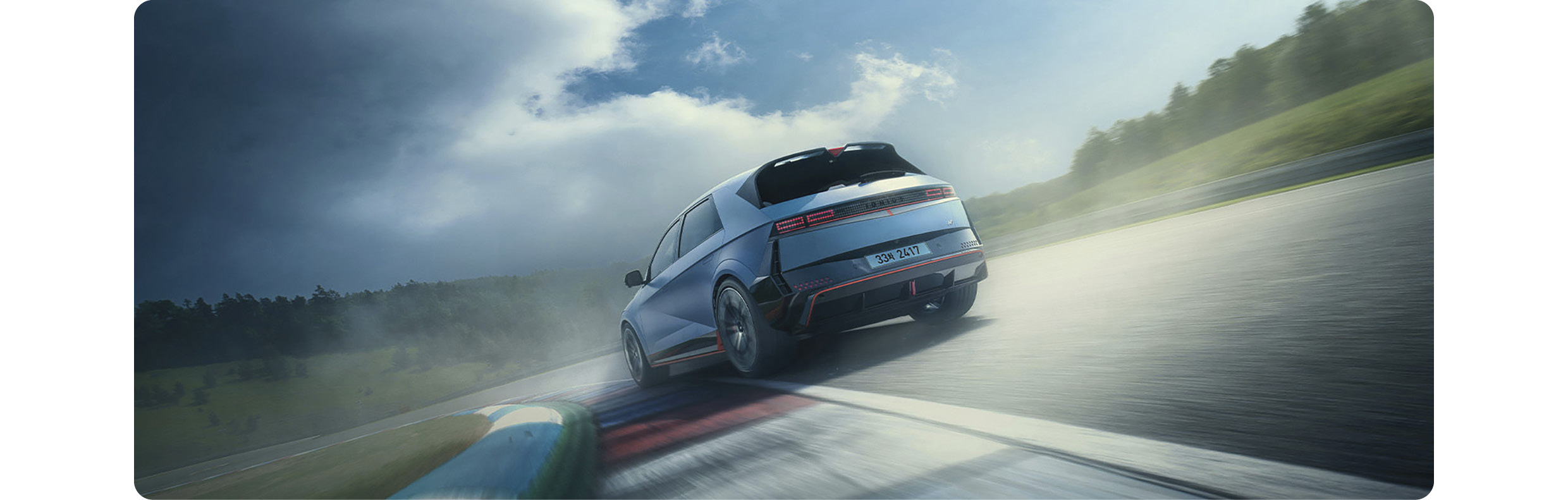 트랙을 질주하는 아이오닉 5 N의 모습